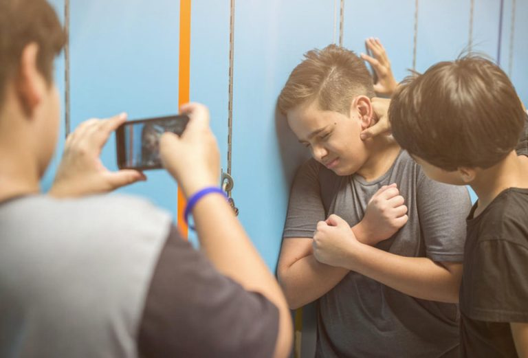 بين جدران المدرسة.. قصة التنمر التي تهدد أحلام تلاميذ المغرب