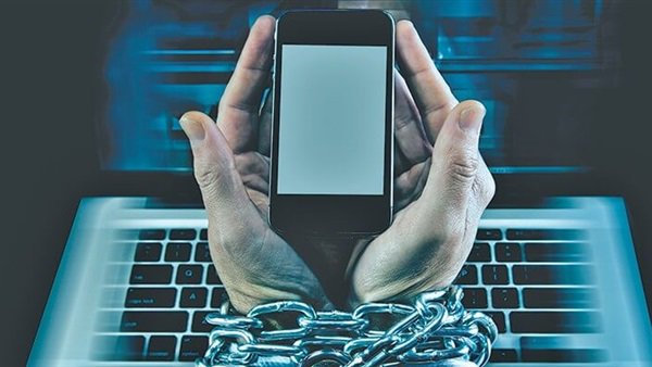 إدمان وسائل التواصل بين الشباب.. هل تتحول المنصات الرقمية إلى سجون نفسية؟